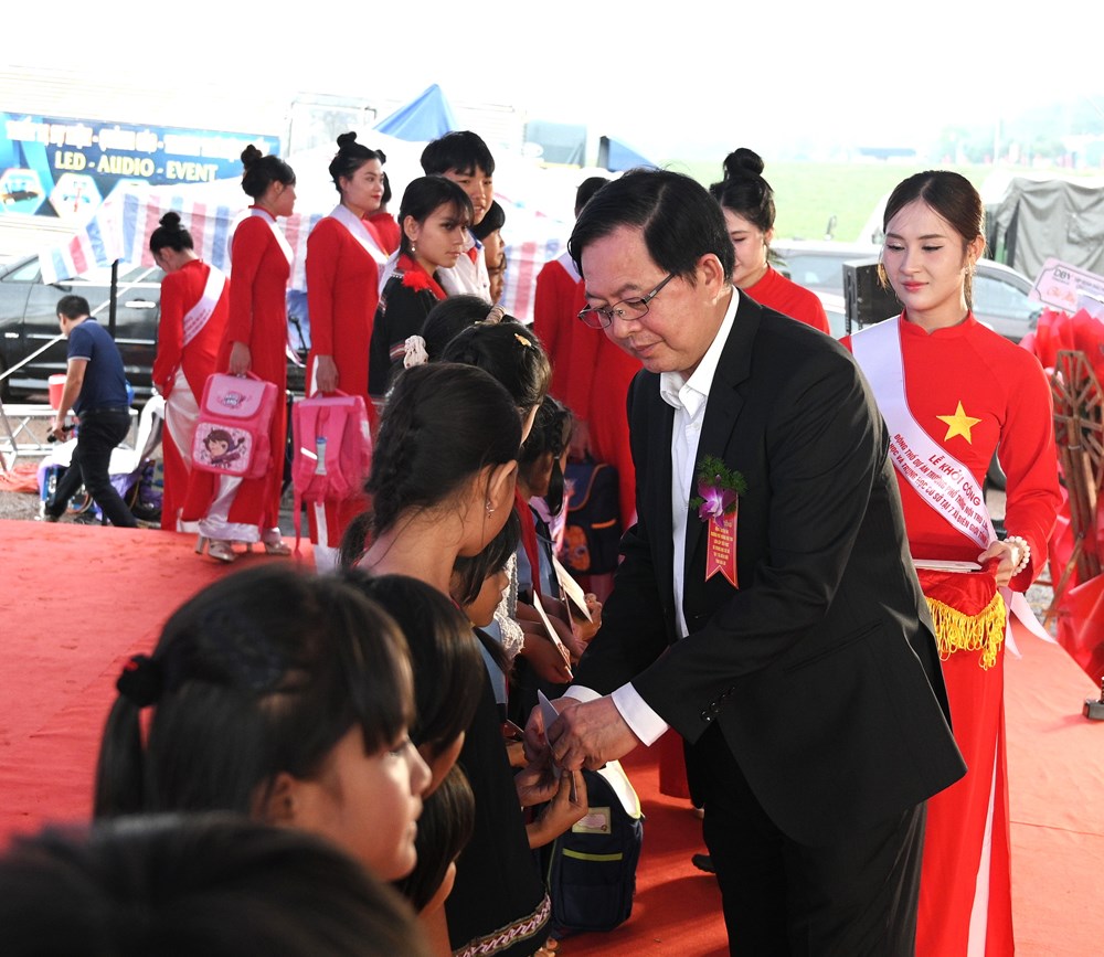 Phó Thủ tướng Hồ Quốc Dũng: Xây dựng trường học biên giới là điểm tựa tinh thần, biểu tượng văn hóa - ảnh 7