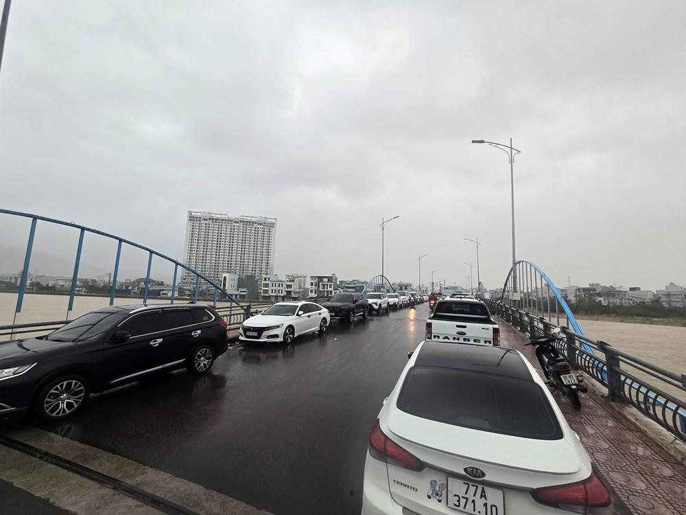Mưa lớn, Quy Nhơn chìm trong biển nước - ảnh 9