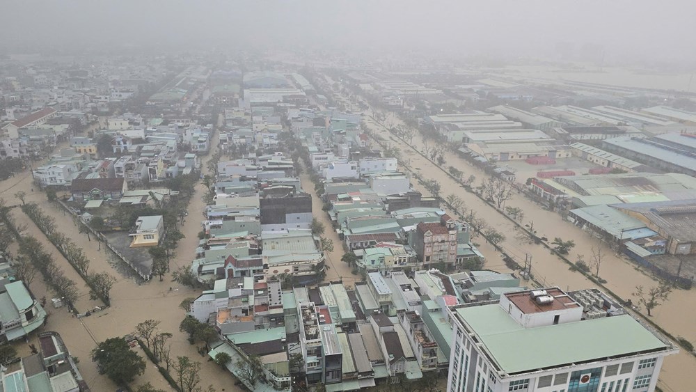 Mưa lớn, Quy Nhơn chìm trong biển nước - ảnh 1