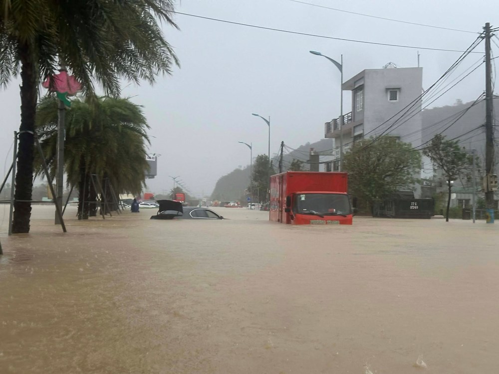Mưa lớn, Quy Nhơn chìm trong biển nước - ảnh 2