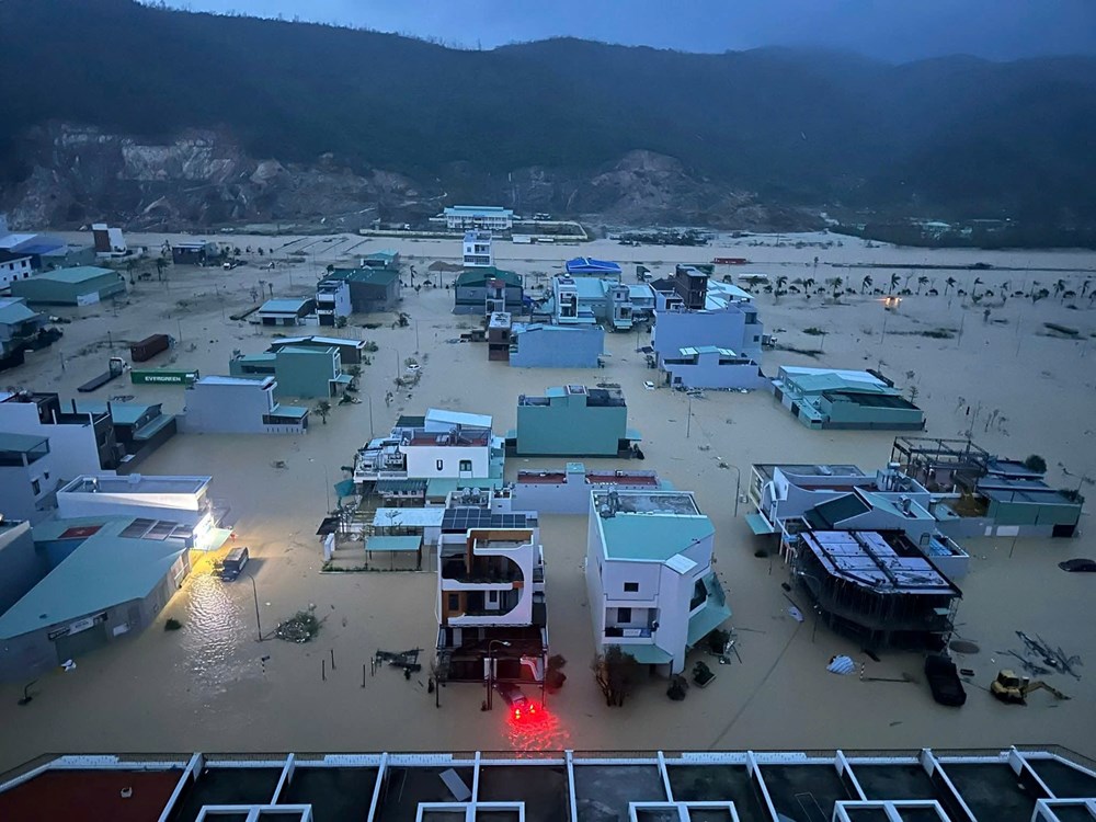 Mưa lớn, Quy Nhơn chìm trong biển nước - ảnh 3