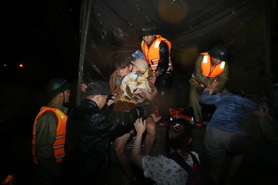 Mưa lớn, Quy Nhơn chìm trong biển nước - ảnh 6