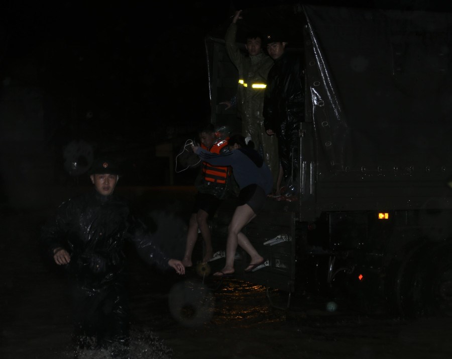 Mưa lớn, Quy Nhơn chìm trong biển nước - ảnh 5