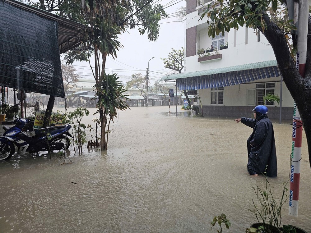 Mưa lớn, Quy Nhơn chìm trong biển nước - ảnh 7