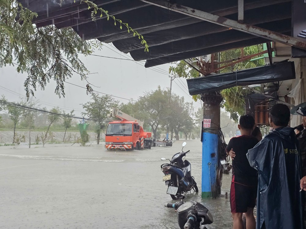Mưa lớn, Quy Nhơn chìm trong biển nước - ảnh 8