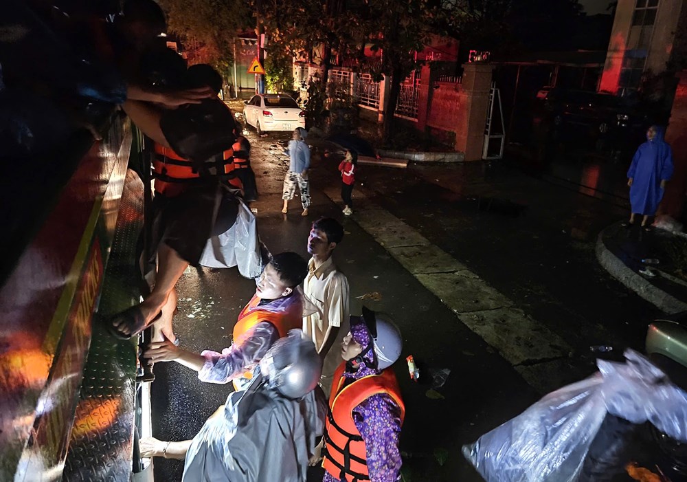  Gia Lai quyết dời dân, tiếp tế lương thực khẩn trương trong đêm - ảnh 4