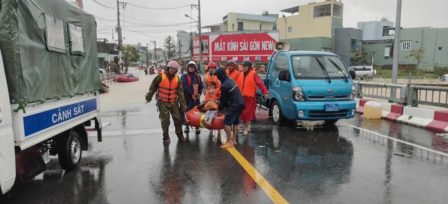 Nam Trung Bộ và Tây Nguyên: Khẩn trương di dời dân trước cơn lũ lịch sử - ảnh 4