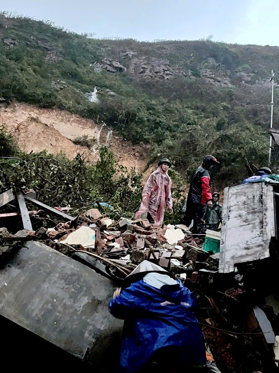 Gia Lai: Sạt lở núi khiến một người tử vong - ảnh 3