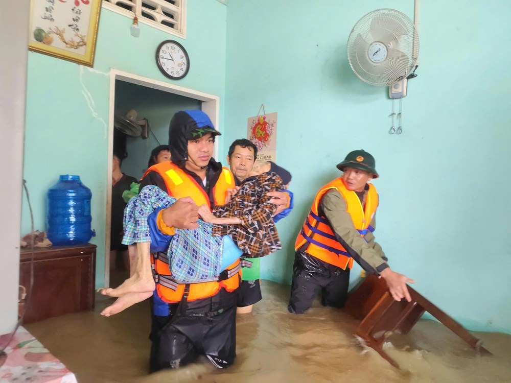 Tiếp tục ứng cứu, hỗ trợ người dân vùng lũ Gia Lai - ảnh 1