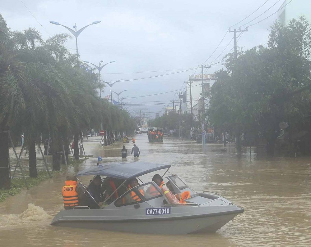 Tiếp tục ứng cứu, hỗ trợ người dân vùng lũ Gia Lai - ảnh 3