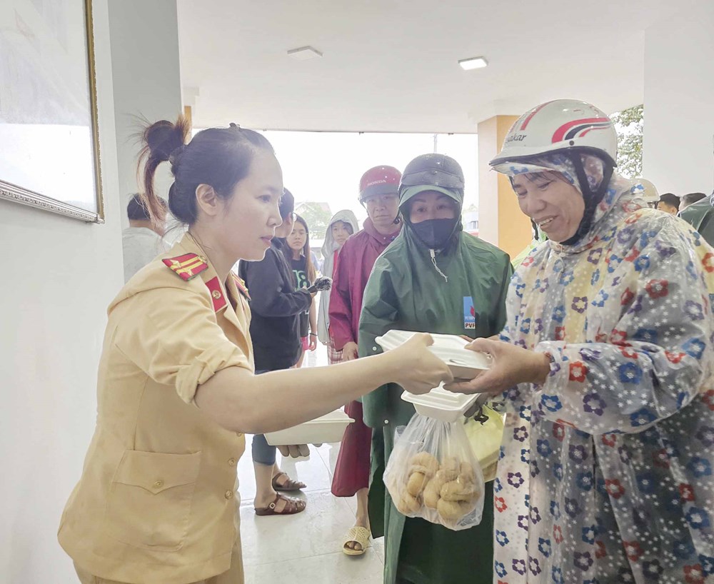 Tiếp tục ứng cứu, hỗ trợ người dân vùng lũ Gia Lai - ảnh 5