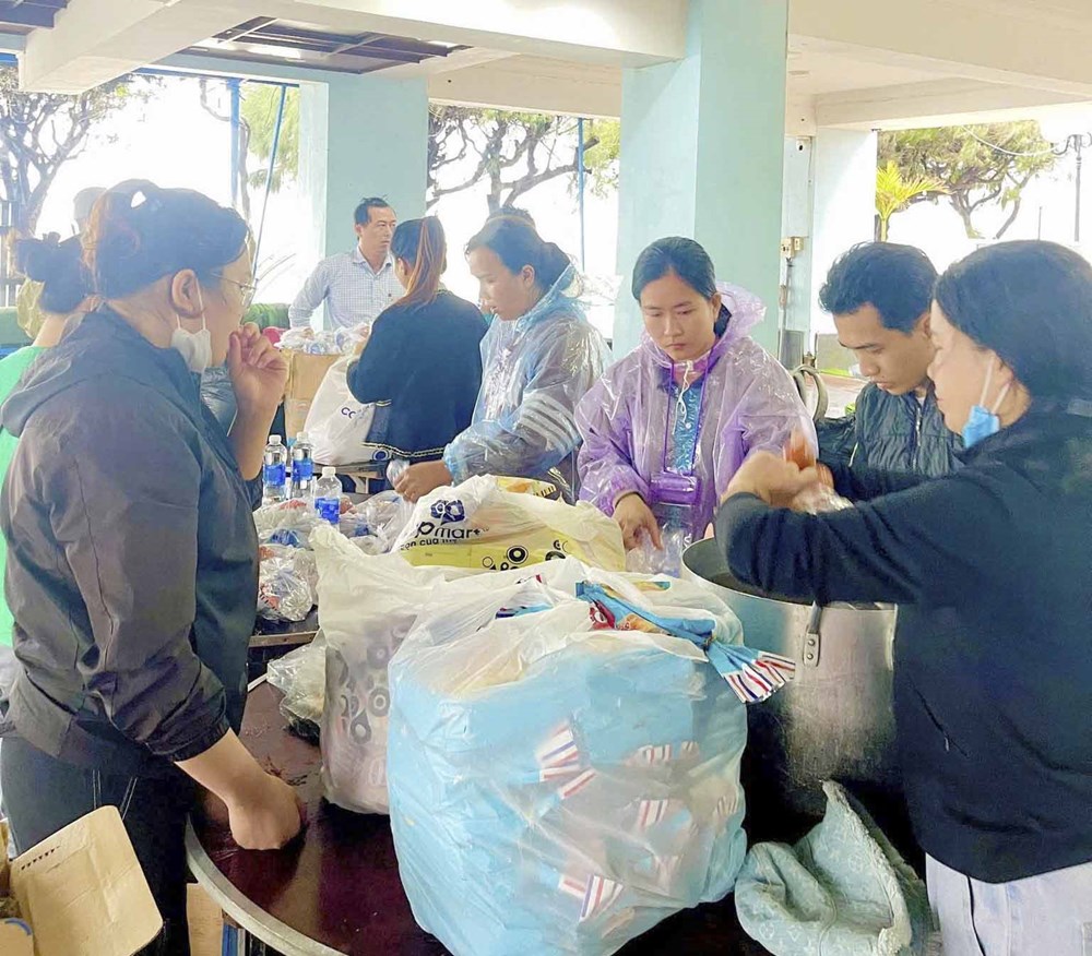 Tiếp tục ứng cứu, hỗ trợ người dân vùng lũ Gia Lai - ảnh 7