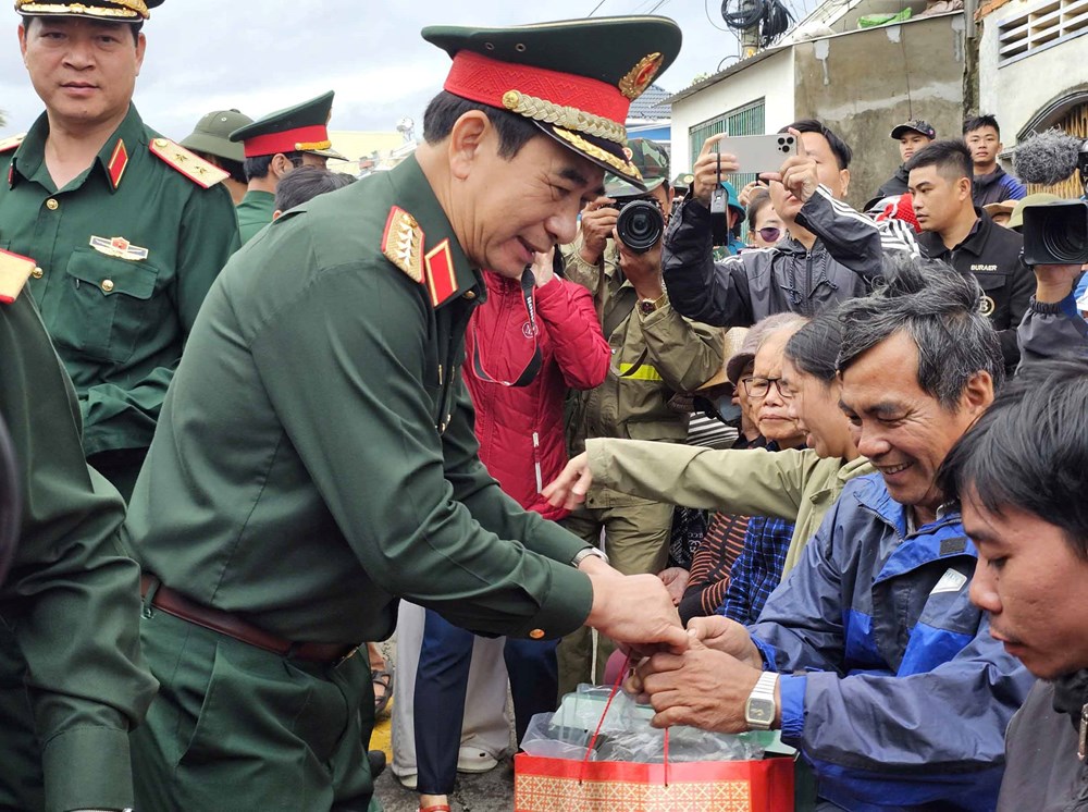 Đại tướng Phan Văn Giang thăm, tặng quà người dân vùng “rốn lũ” ở Gia Lai - ảnh 5