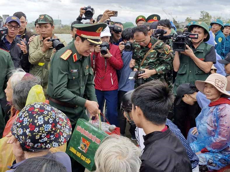Đại tướng Phan Văn Giang thăm, tặng quà người dân vùng “rốn lũ” ở Gia Lai - ảnh 3