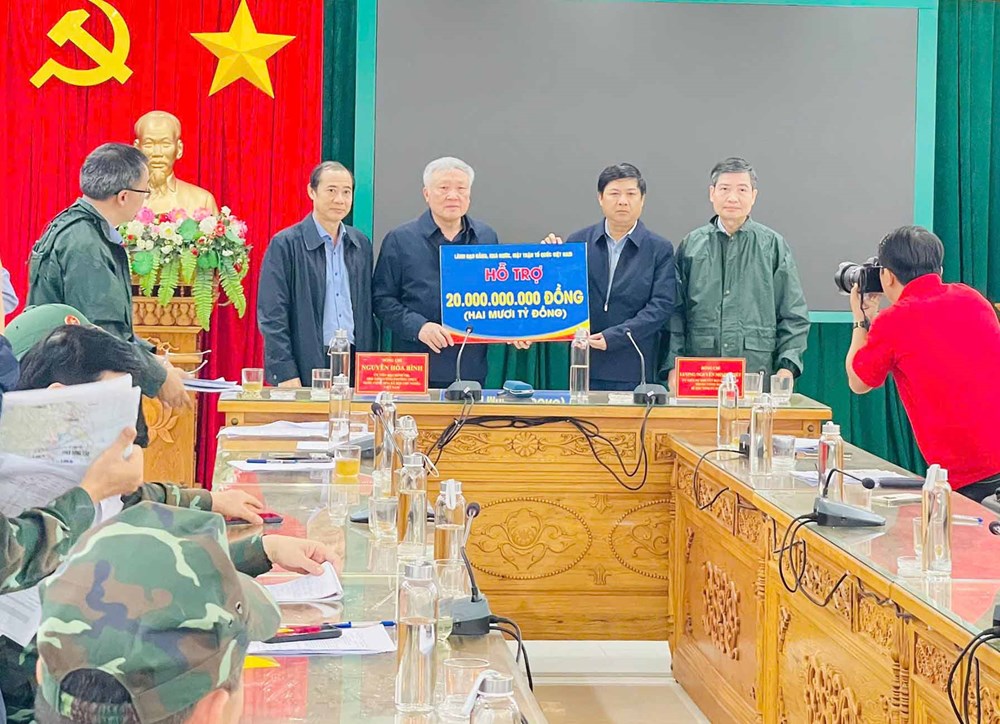 Phó Thủ tướng Thường trực Nguyễn Hòa Bình thăm hỏi, tặng quà người dân vùng lũ phía Đông Đắk Lắk - ảnh 3