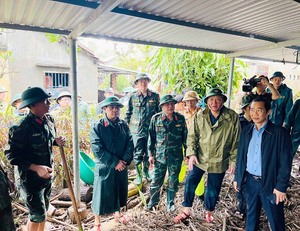 Phó Thủ tướng Thường trực Nguyễn Hòa Bình thăm hỏi, tặng quà người dân vùng lũ phía Đông Đắk Lắk - ảnh 4