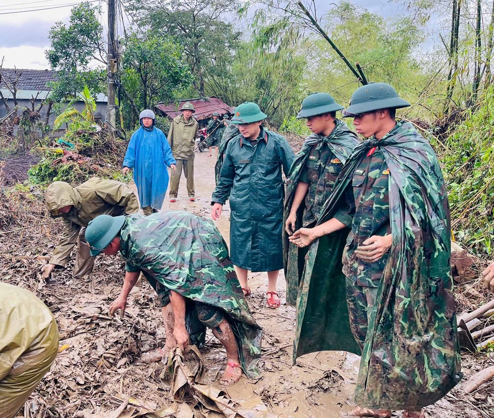 Phó Thủ tướng Thường trực Nguyễn Hòa Bình thăm hỏi, tặng quà người dân vùng lũ phía Đông Đắk Lắk - ảnh 5