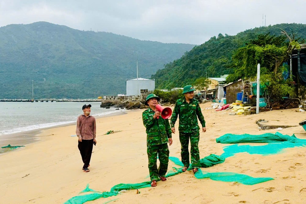 Bộ đội Biên phòng Vũng Rô tuyên truyền, vận động nhân dân phòng tránh bão số 15 - ảnh 1