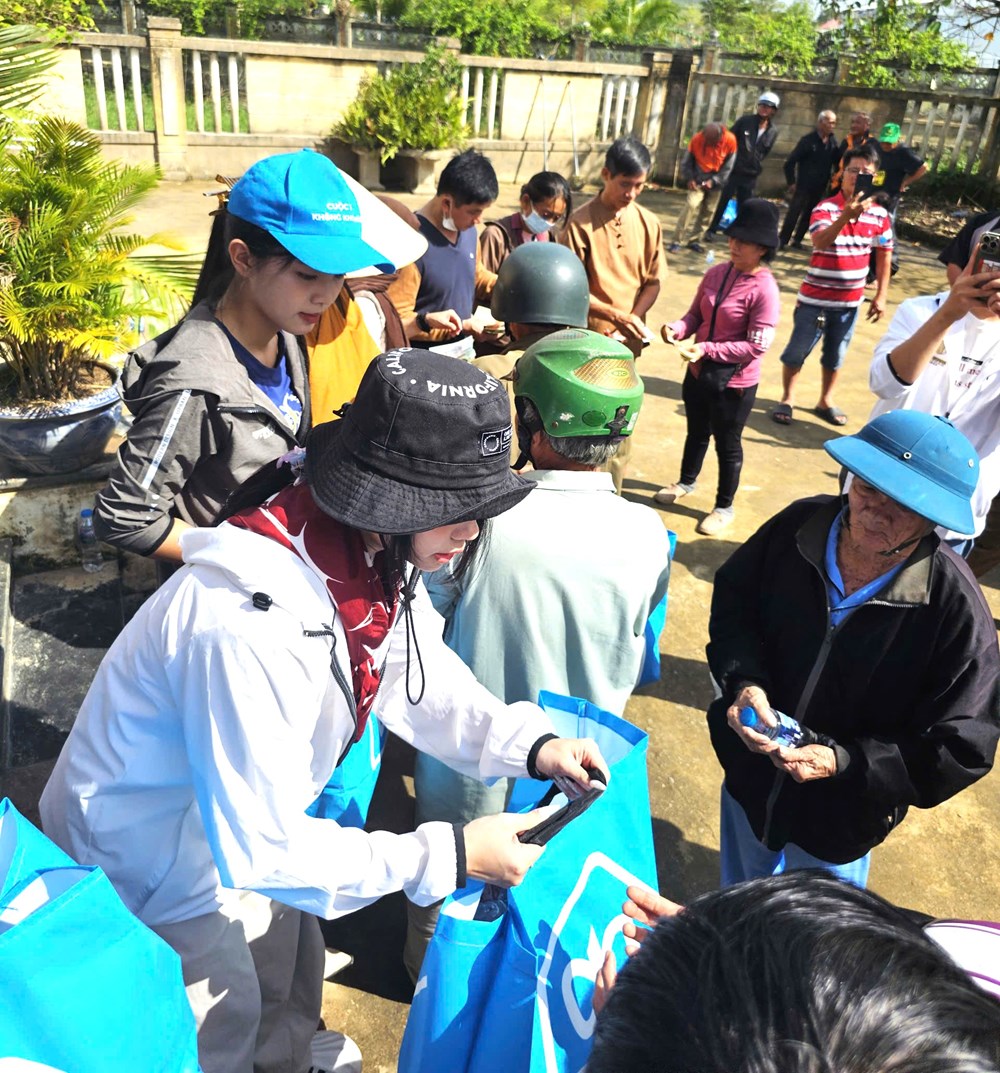 Để yêu thương nối dài đến vùng lũ ở Đắk Lắk - ảnh 5