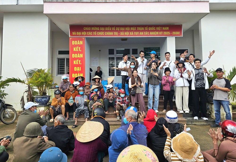 Để yêu thương nối dài đến vùng lũ ở Đắk Lắk - ảnh 6