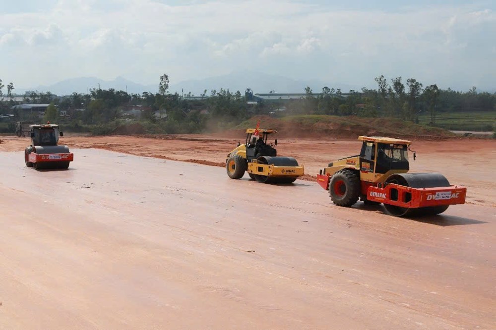 Năm mới, rộn ràng trên công trường đường cất hạ cánh số 2 Phù Cát - ảnh 1