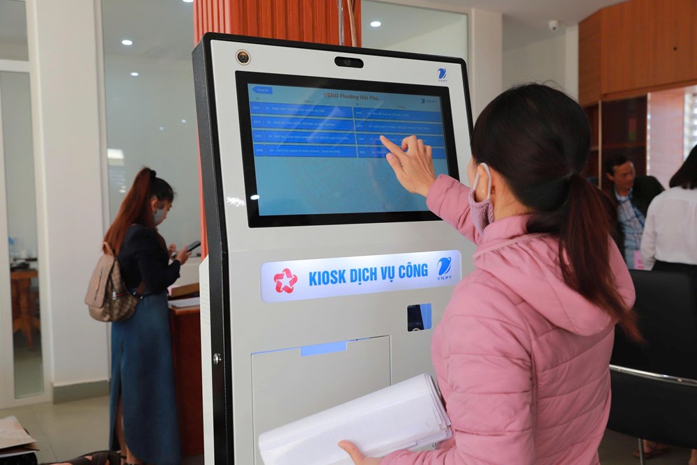 Tiên phong đưa rô bốt AI, Gia Lai hỗ trợ giải quyết thủ tục hành chính cho người dân - ảnh 1