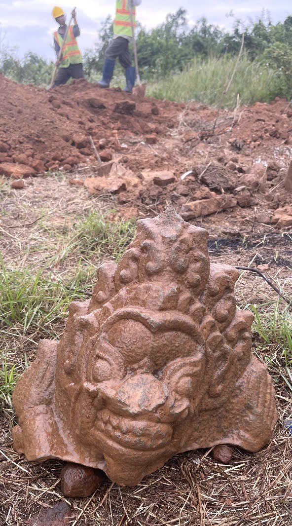 Phát hiện phù điêu tại Di tích quốc gia đặc biệt tháp Dương Long - ảnh 3