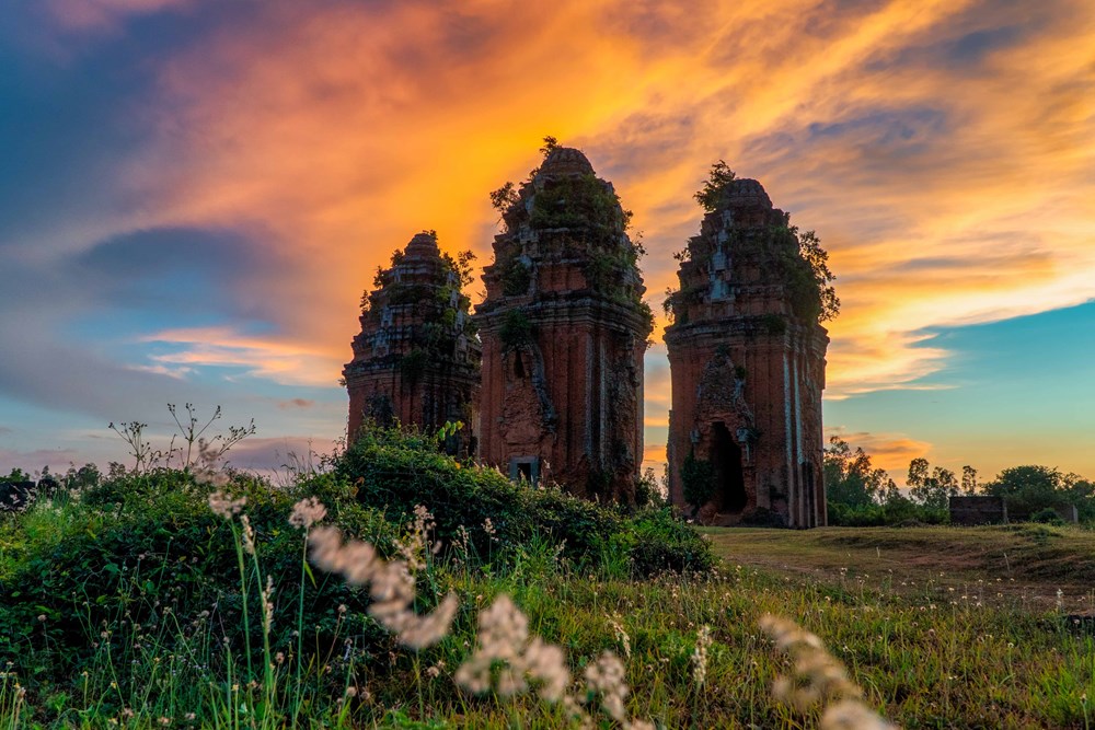 Phát hiện phù điêu tại Di tích quốc gia đặc biệt tháp Dương Long - ảnh 4