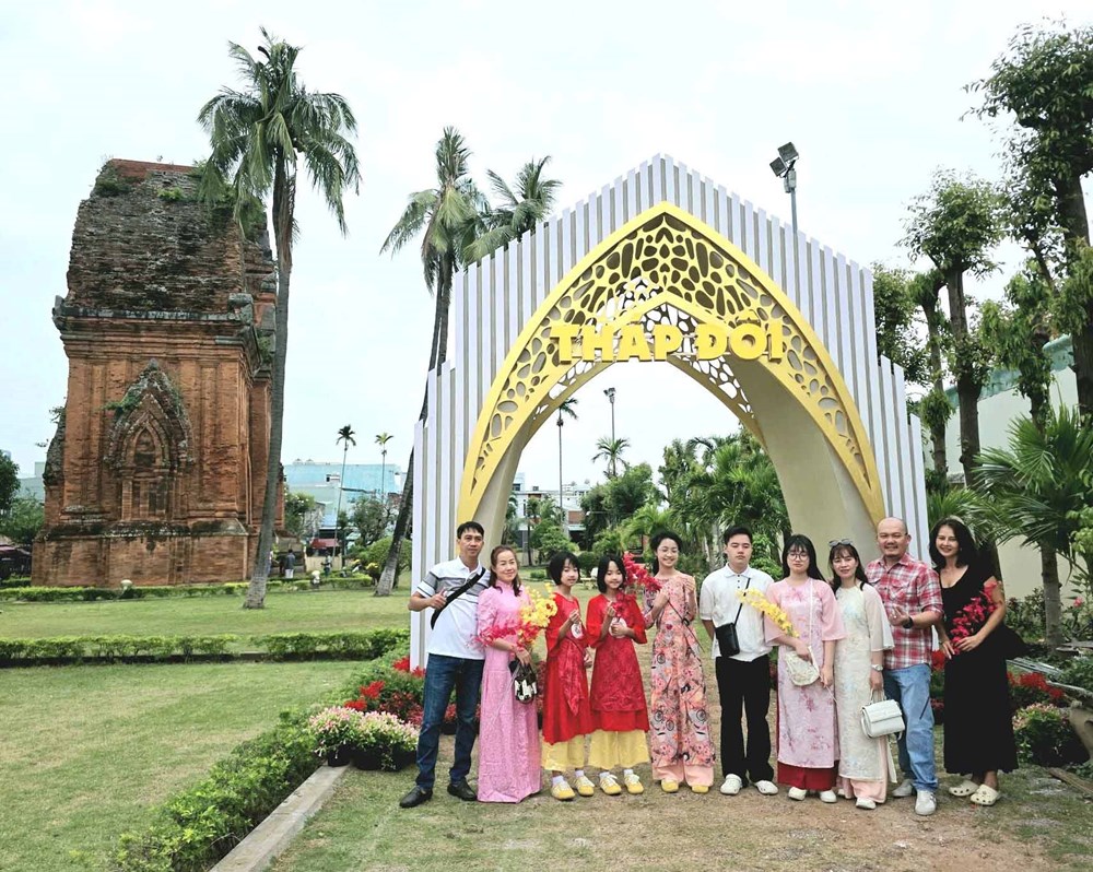 Di tích Tháp Đôi hút khách từ phù điêu Nữ thần Mahishasuramardini - ảnh 2