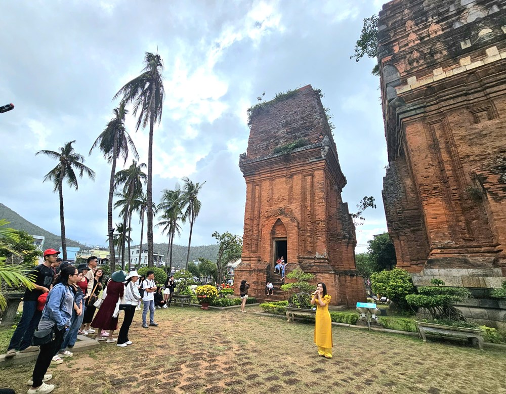 Hút khách bằng chương trình “Xuân về trên Tháp cổ” - ảnh 1