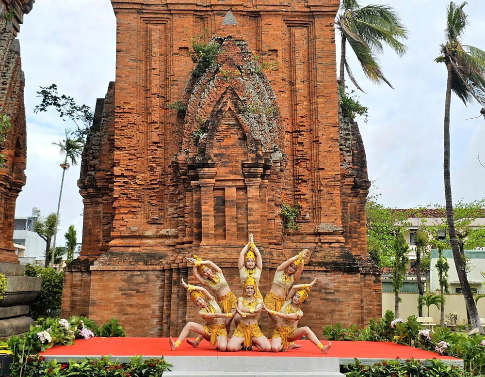 Hút khách bằng chương trình “Xuân về trên Tháp cổ” - ảnh 2