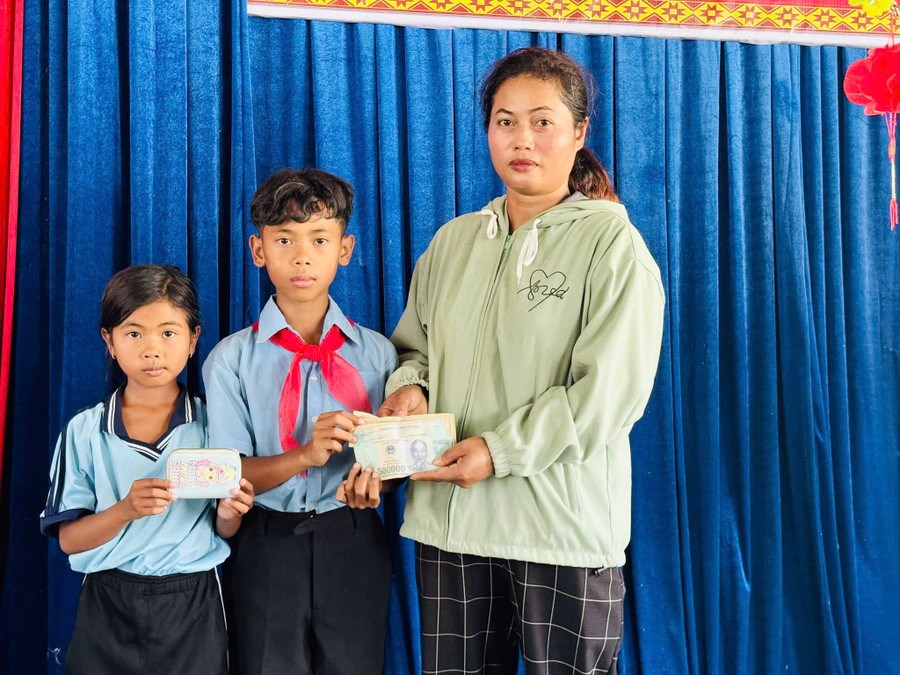 Nhặt được hơn 9 triệu đồng, 2 học sinh ở Gia Lai trả lại người đánh rơi - ảnh 1