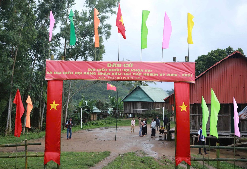 Đồng bào ở làng “biệt lập” Gia Lai hào hứng bầu cử sớm - ảnh 1