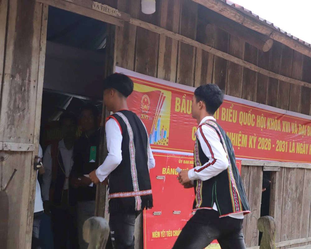 Đồng bào ở làng “biệt lập” Gia Lai hào hứng bầu cử sớm - ảnh 4