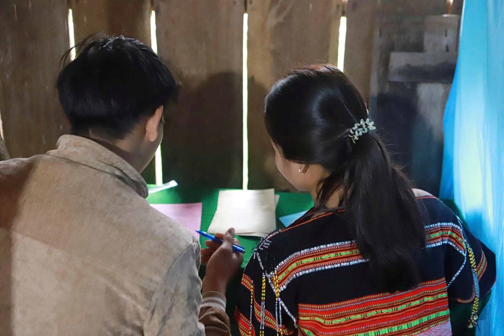 Đồng bào ở làng “biệt lập” Gia Lai hào hứng bầu cử sớm - ảnh 5