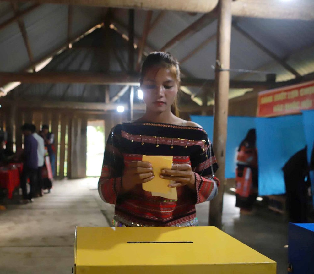 Đồng bào ở làng “biệt lập” Gia Lai hào hứng bầu cử sớm - ảnh 6