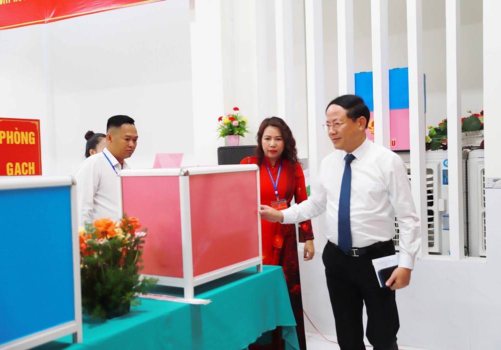 Phó Thủ tướng Hồ Quốc Dũng tham gia bỏ phiếu tại phường Quy Nhơn Nam, Gia Lai - ảnh 5