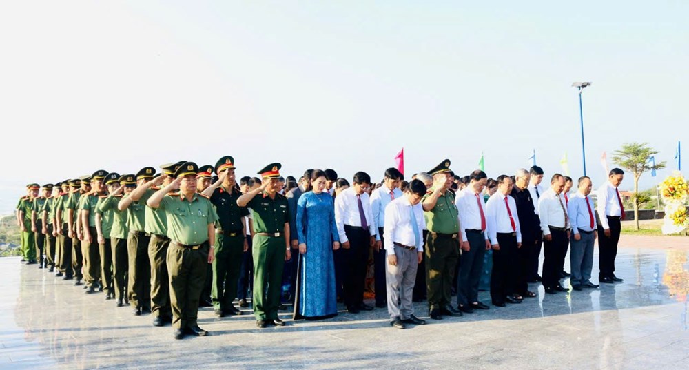 Dâng hương tại Tượng đài Chiến thắng Núi Bà  - ảnh 1