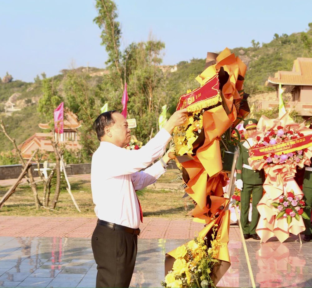 Dâng hương tại Tượng đài Chiến thắng Núi Bà  - ảnh 2