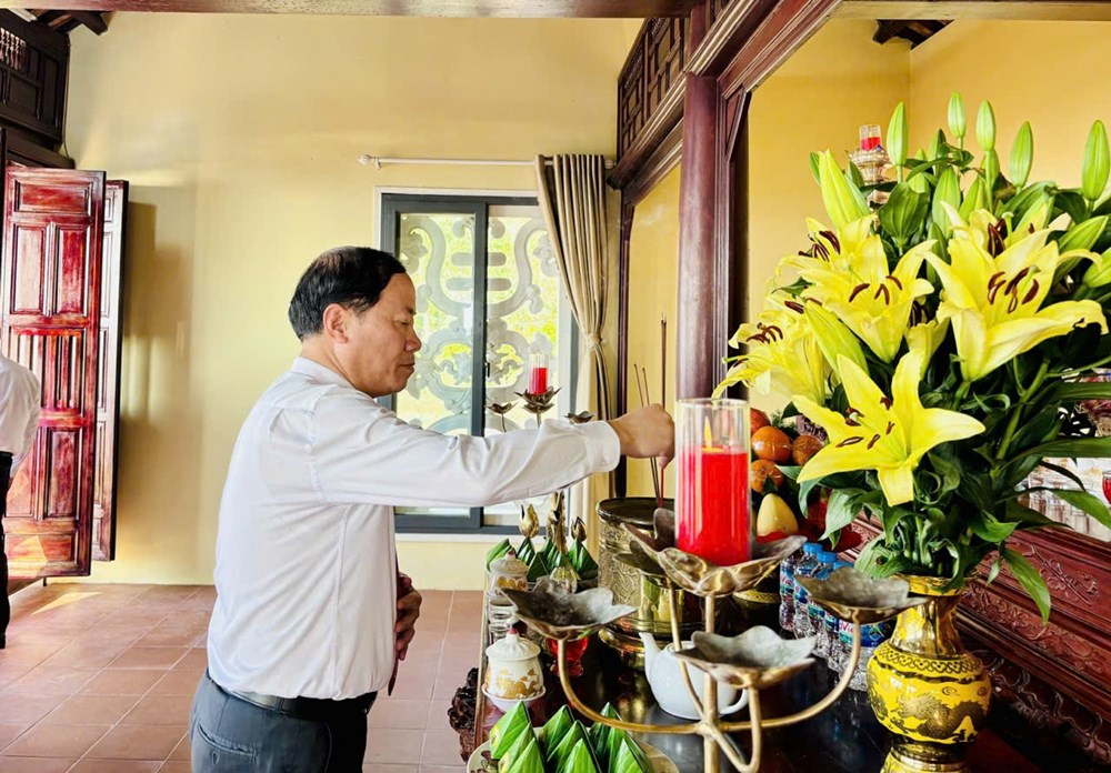 Dâng hương tại Tượng đài Chiến thắng Núi Bà  - ảnh 3