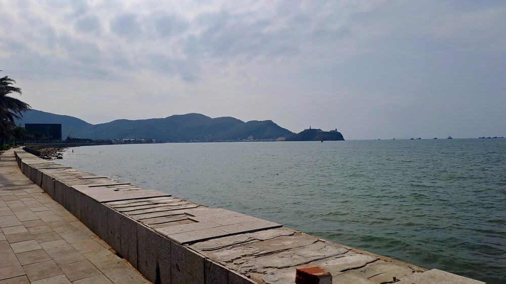 Khoanh vùng kiểm tra, trục vớt vật thể giống xe tăng ở biển Quy Nhơn - ảnh 3