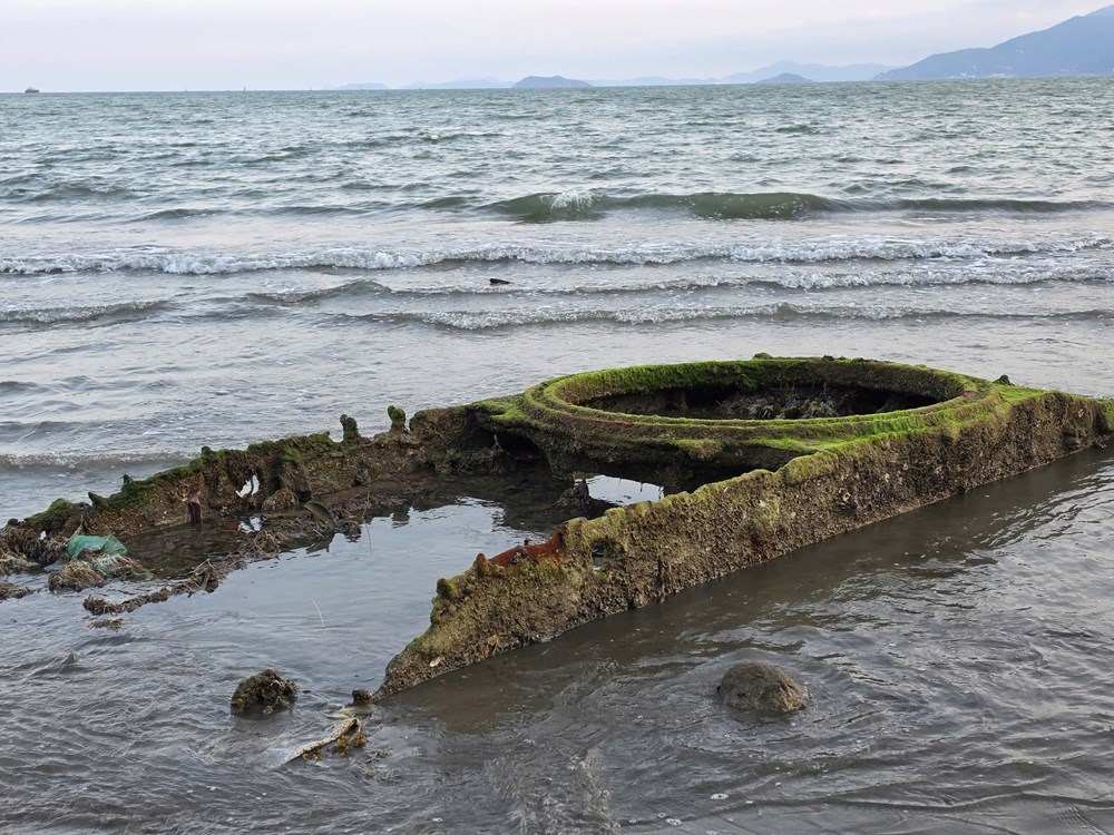 Khoanh vùng kiểm tra, trục vớt vật thể giống xe tăng ở biển Quy Nhơn - ảnh 2