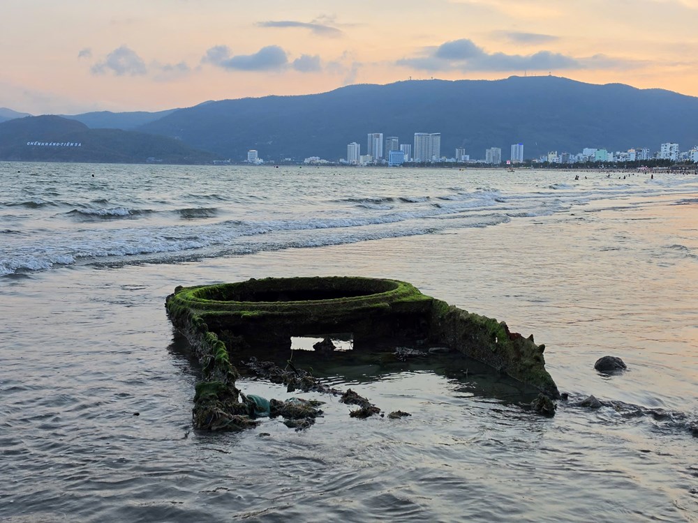 Khoanh vùng kiểm tra, trục vớt vật thể giống xe tăng ở biển Quy Nhơn - ảnh 1