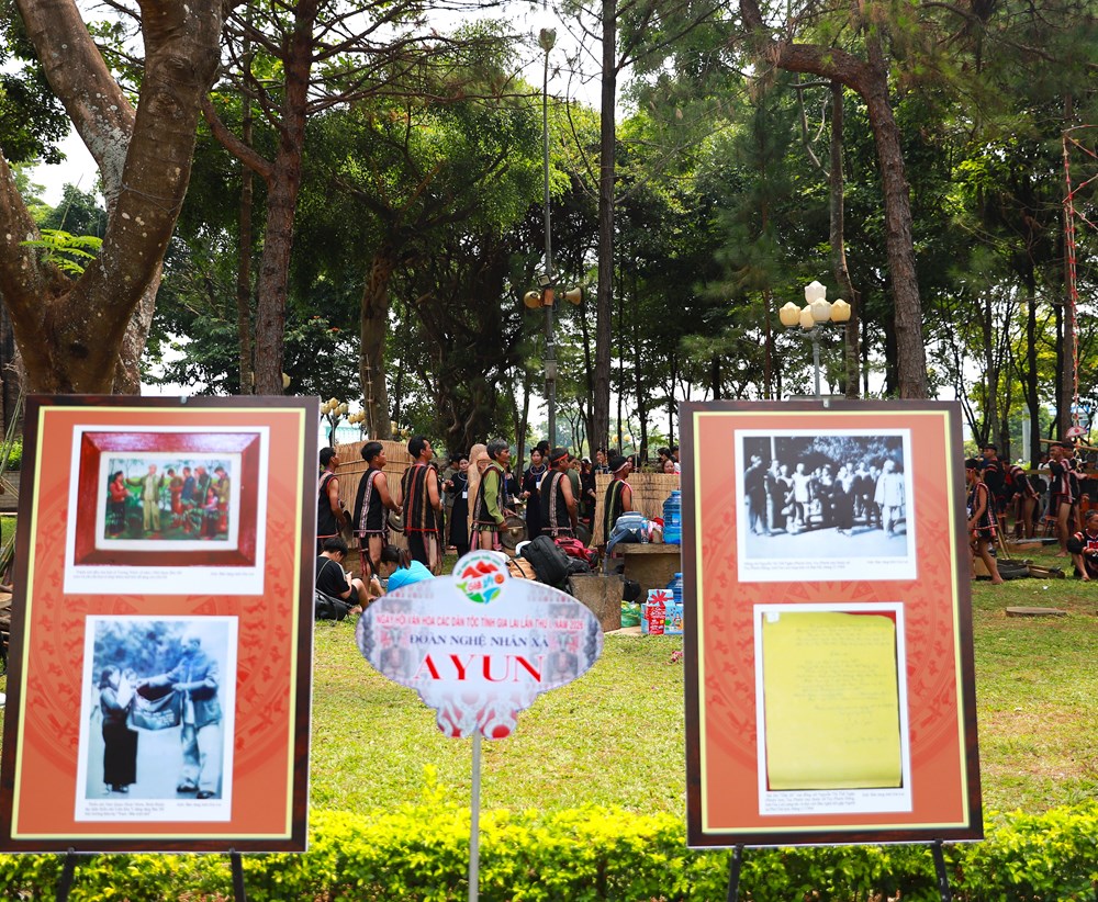 Trưng bày 100 tác phẩm Bác Hồ với các dân tộc tỉnh Gia Lai - ảnh 2