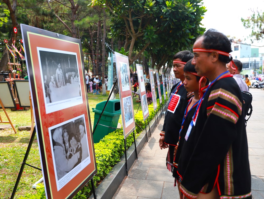 Trưng bày 100 tác phẩm Bác Hồ với các dân tộc tỉnh Gia Lai - ảnh 3