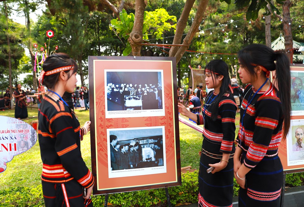 Trưng bày 100 tác phẩm Bác Hồ với các dân tộc tỉnh Gia Lai - ảnh 4