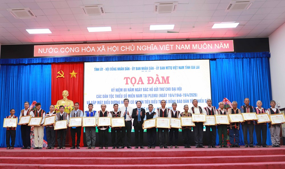 Gia Lai tôn vinh người có uy tín, tiêu biểu trong đồng bào dân tộc thiểu số - ảnh 6