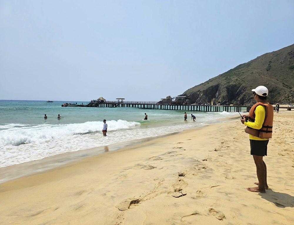 Gia Lai siết chặt an toàn tại các bãi tắm và khu du lịch biển đảo - ảnh 2