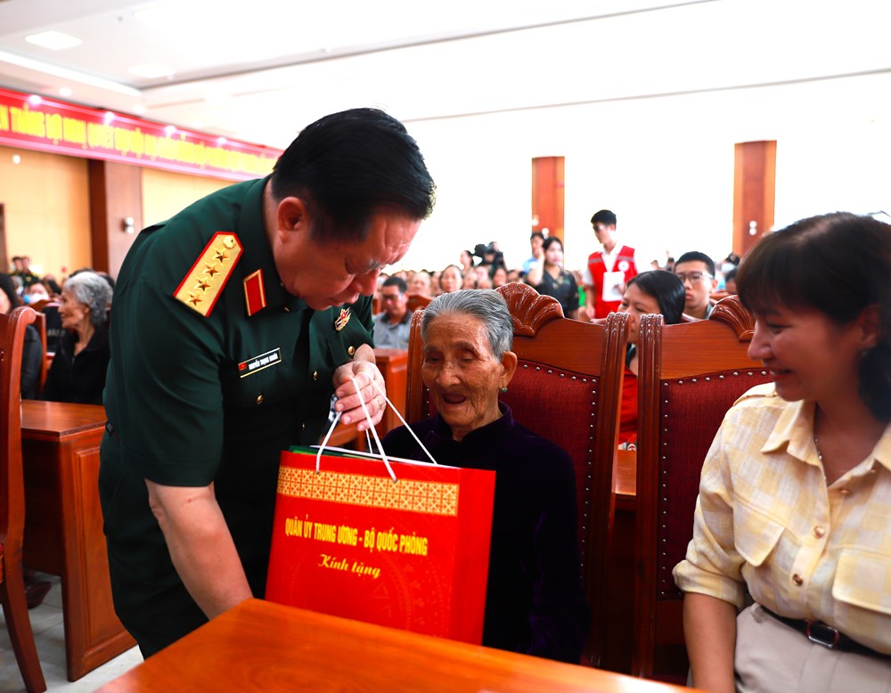 Chủ nhiệm Tổng cục Chính trị thăm, tặng quà gia đình chính sách tại Gia Lai - ảnh 1