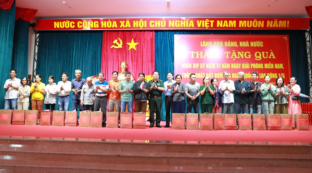 Chủ nhiệm Tổng cục Chính trị thăm, tặng quà gia đình chính sách tại Gia Lai - ảnh 2